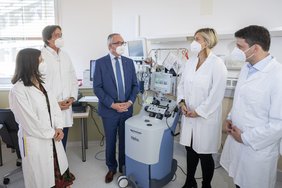 MedizinerInnen im Gespräch mit LH-Stv. Stephan Pernkopf in einem Behandlungszimmer