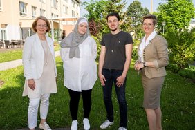 Landesrätin Teschl-Hofmeister mit Abteilungsleiterin Gröschel und zwei PflegeschülerInnen