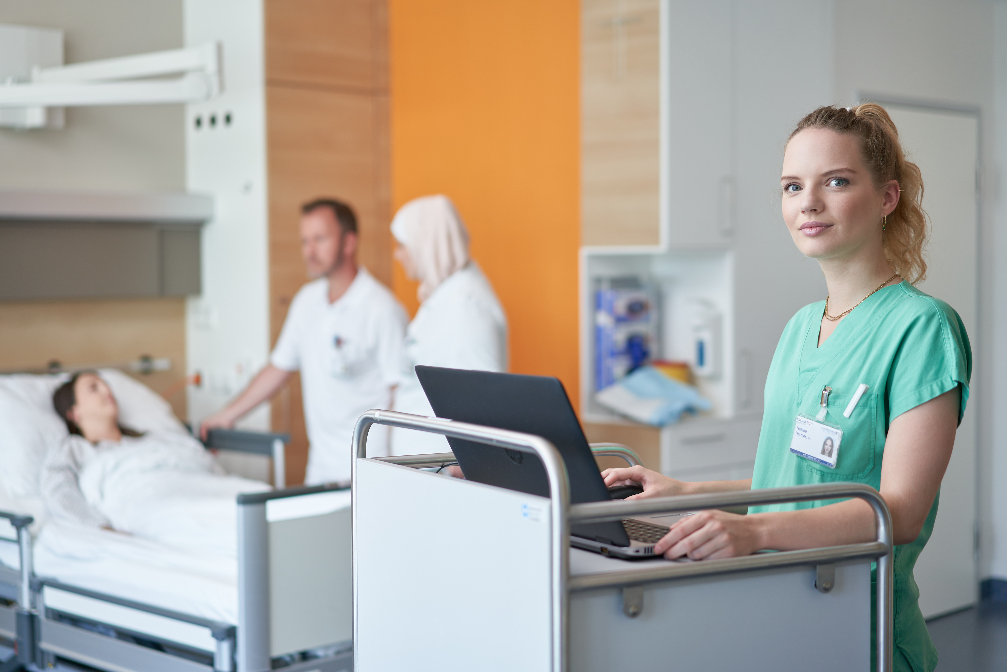 Angehende Ärztin arbeitet im Patientenzimmer