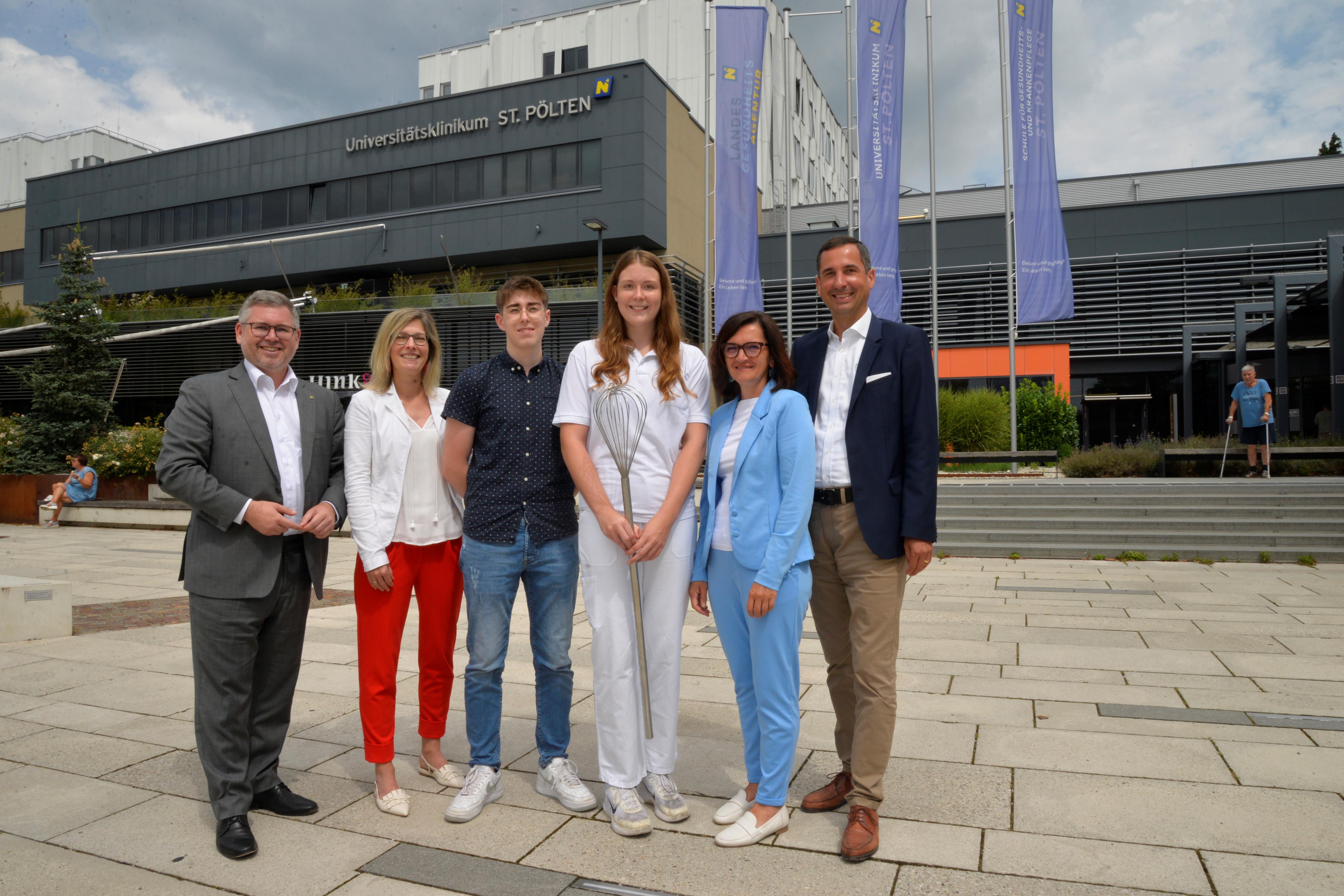 Landesrat Ludwig Schleritzko mit Ferialpraktikanten des Universitätsklinikums St. Pölten