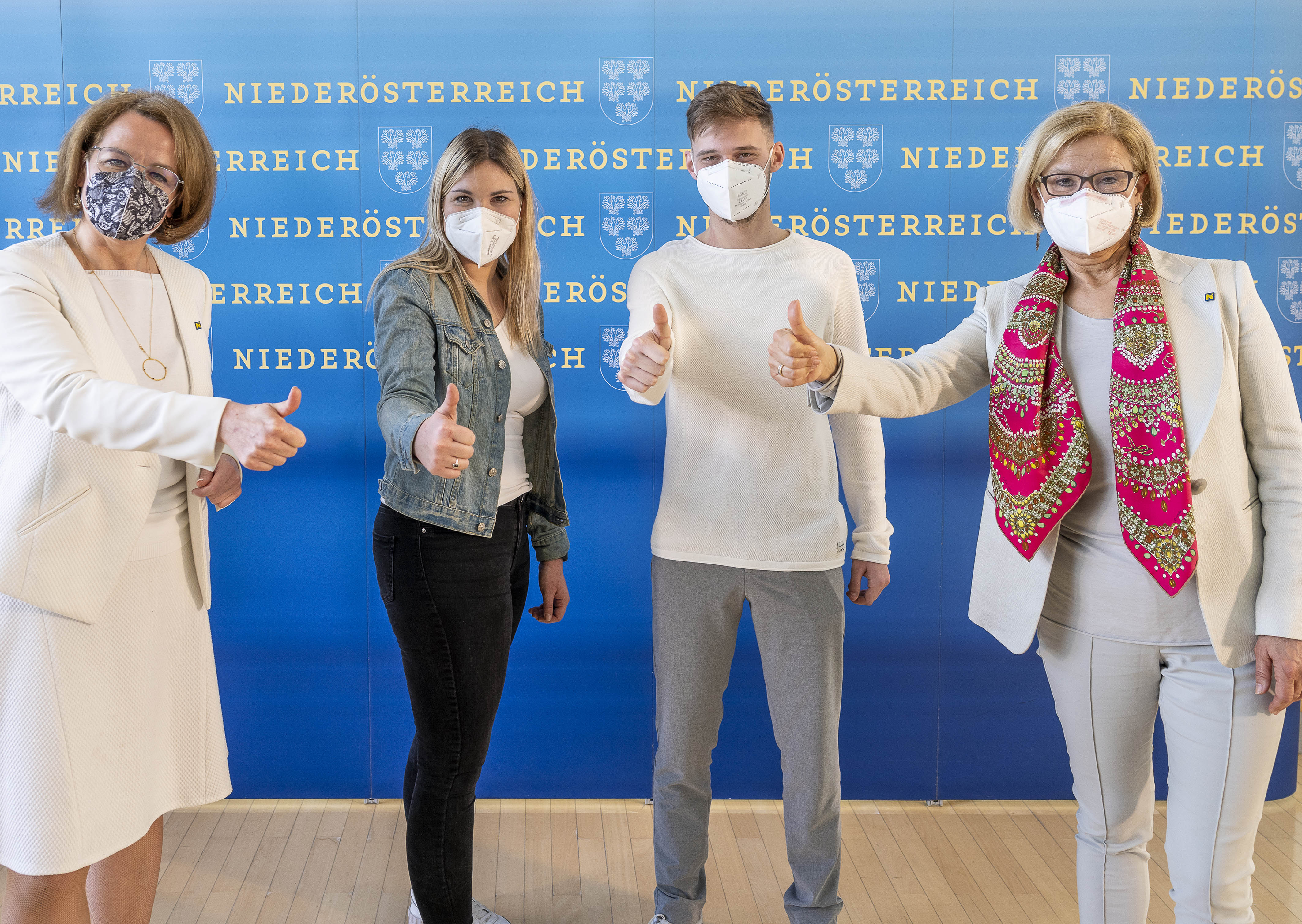 Landeshauptfrau Mikl-Leitner und Landesrätin Teschl-Hofmeister präsentierten das NÖ Pflegepaket. Mit auf dem Bild zwei SchülerInnen