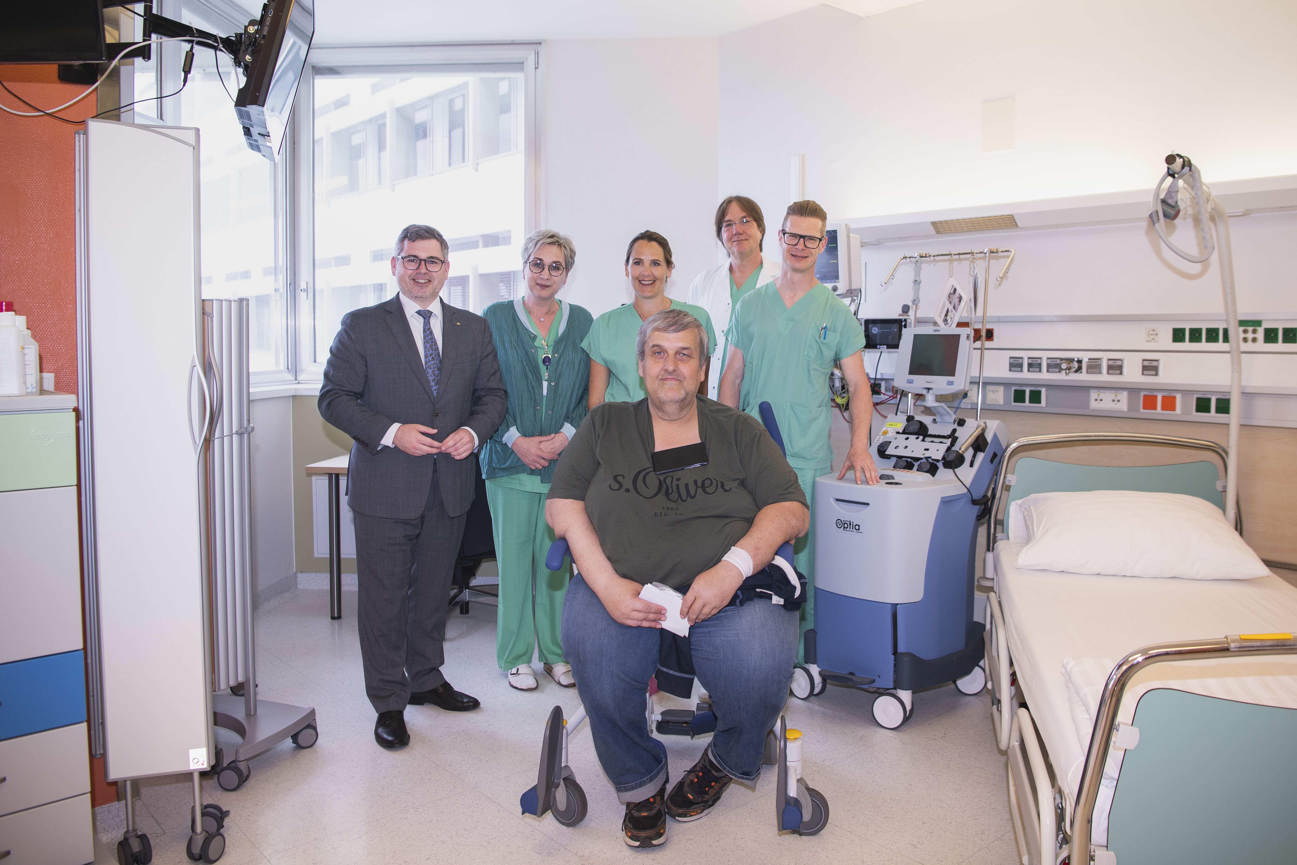 Landesrat Schleritzko mit Patienten und Behandlungsteam nach Immuntherapie